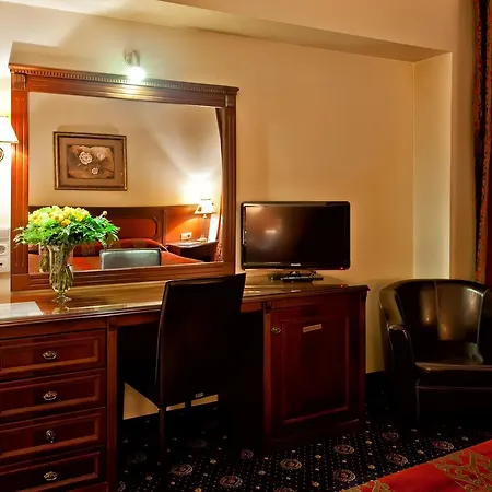 Kouros Hotel 4*